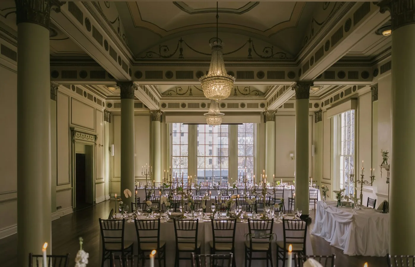 Ballroom dengan meja panjang dan chandelier